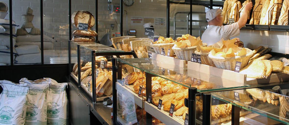 photo d'un comptoir de boulangerie avec un boulanger